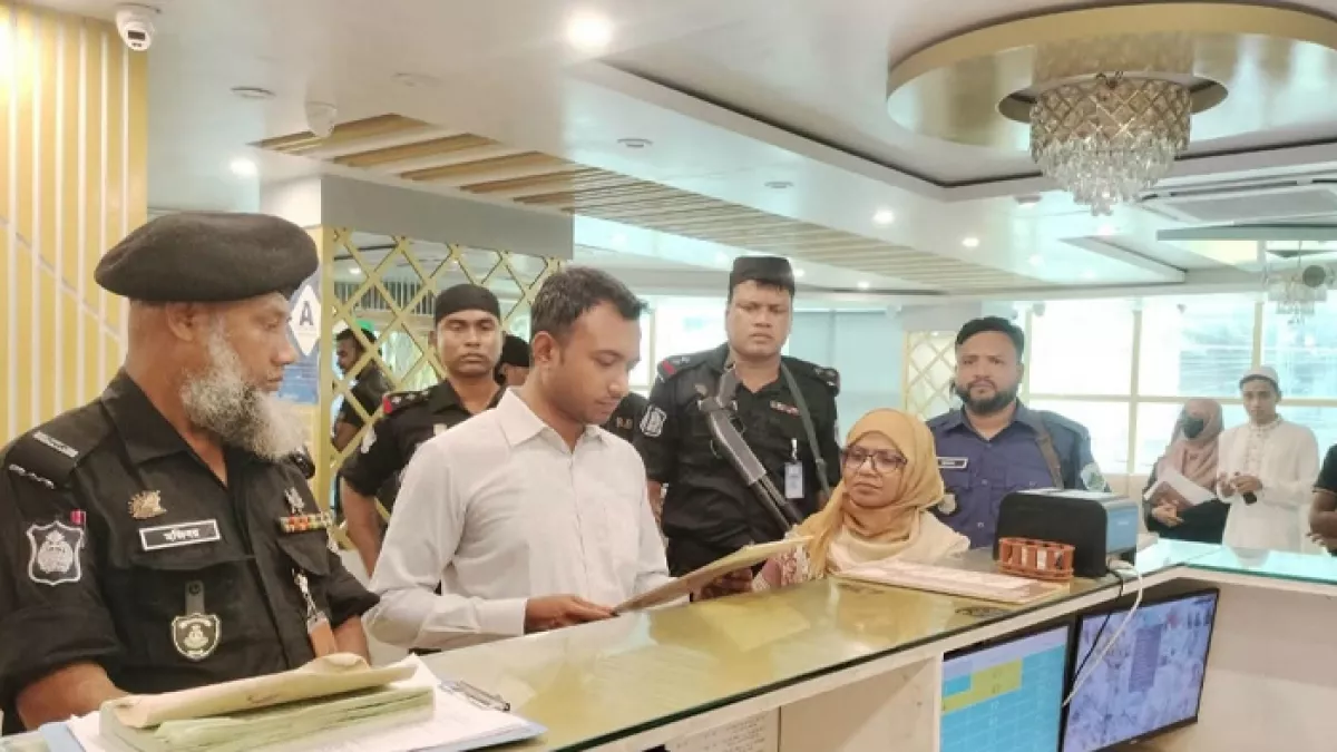 বগুড়া মহানগরের ইয়াকুবিয়া মোড়ে কাচ্চি ডাইন রেস্তোরাঁয় অস্বাস্থ্যকর পরিবেশে খাবার প্রস্তুত ও সংরক্ষণের অভিযোগে ৪০ হাজার টাকা জরিমানা করেছে জাতীয় ভোক্তা অধিকার সংরক্ষণ অধিদপ্তর। প্রবা ফটো