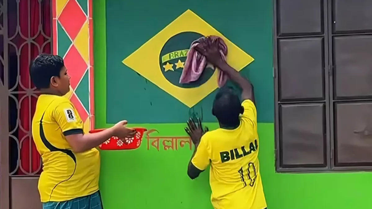প্রিয় দল ব্রাজিলের জয় কামনায় পতাকায় ‘সোনা ও রূপা ধোয়া পানি’ ছিটিয়েছেন ৫৫ বছর বয়সী এক অন্ধ ভক্ত। ছবি: ভিডিও থেকে নেওয়া