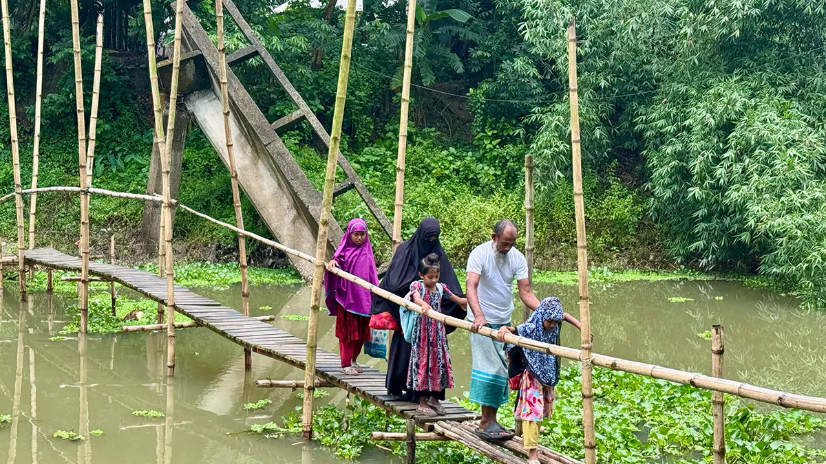 টাঙ্গাইলের বৈরান নদীর ওপর সেতুটি অচল হয়ে যাওয়ায় বাঁশের সাঁকো দিয়েই পাড় হতে হচ্ছে শিক্ষার্থীসহ স্থানীয়েদের। ছবি: প্রতিদিনের বাংলাদেশ