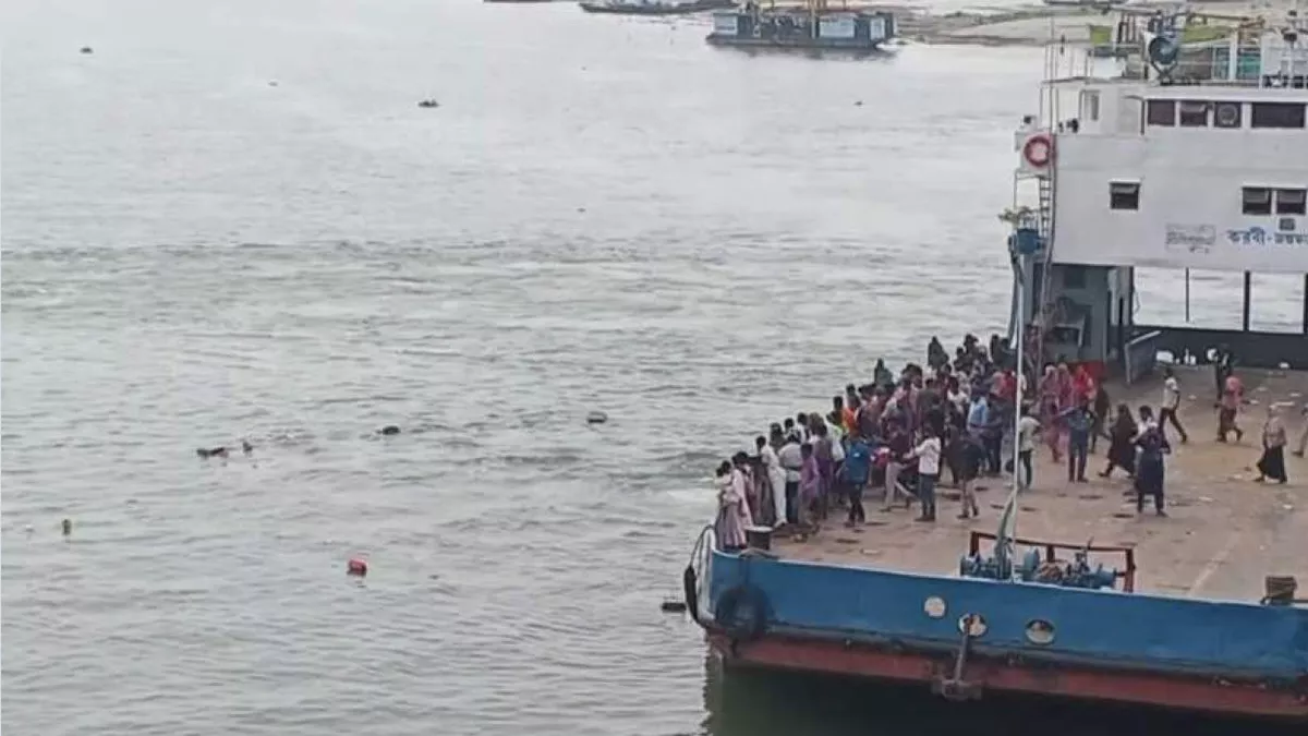 ফের দৌলতদিয়া ফেরিঘাটে বাসডুবি