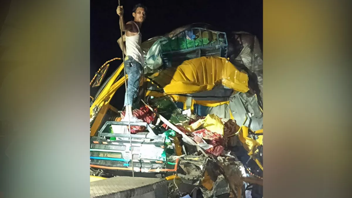 কুমিল্লার চৌদ্দগ্রামে শুক্রবার মধ্যরাতে কাভার্ড ভ্যানে ট্রাকের ধাক্কায় দুইজন নিহত হয়েছেন।  ছবি: ভিডিও থেকে