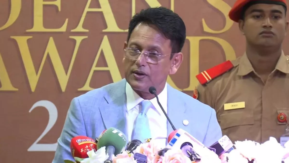জগন্নাথ বিশ্ববিদ্যালয়ের বুধবার প্রথম ডিনস অ্যাওয়ার্ড প্রদান অনুষ্ঠানে প্রধান অতিথি হিসেবে বক্তব্য রাখেন শিক্ষামন্ত্রী এহছানুল হক মিলন। ছবি: প্রতিদিনের বাংলাদেশ