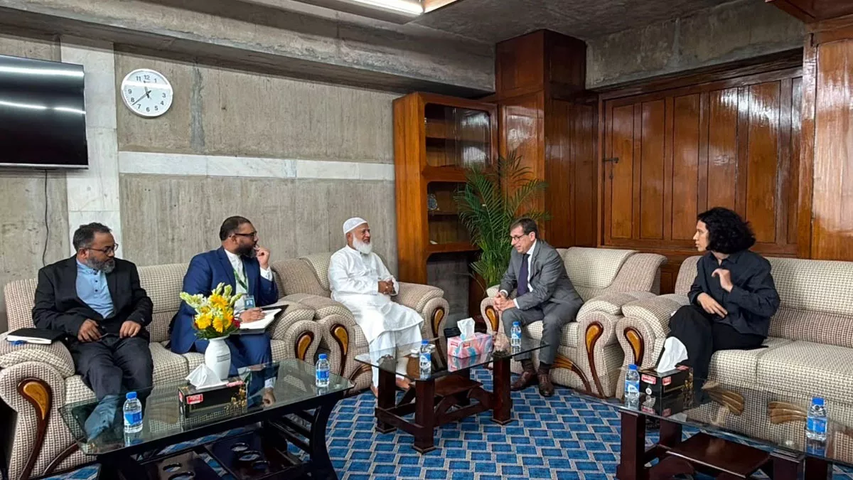 জাতীয় সংসদ ভবনের বিরোধীদলীয় নেতার কার্যালয়ে বিরোধীদলীয় নেতা ডা. শফিকুর রহমানের সঙ্গে সৌজন্য সাক্ষাৎ করেছেন ফ্রান্সের রাষ্ট্রদূত জঁ-মার্ক সেরে-শার্লেটে। ছবি: প্রতিদিনের বাংলাদেশ