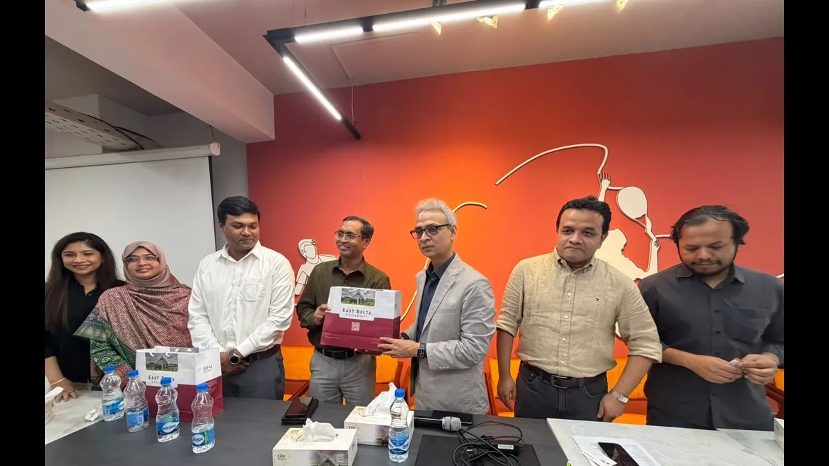 ইস্ট ডেল্টা ইউনিভার্সিটিতে আয়োজিত ‘বিনিয়োগ ও আর্থিক সাক্ষরতা’ বিষয়ক কর্মশালায় অতিথিবৃন্দ। 