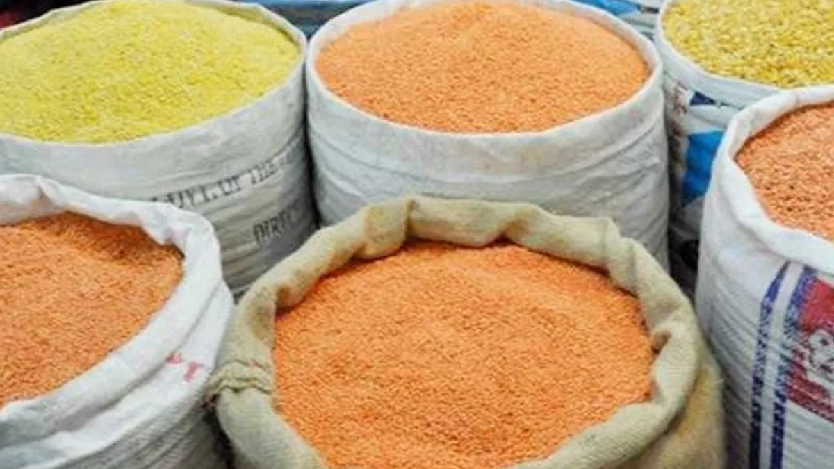 বাজারদর নিয়ন্ত্রণে ১০ হাজার টন মসুর ডাল কিনছে সরকার। ছবি: বাসস