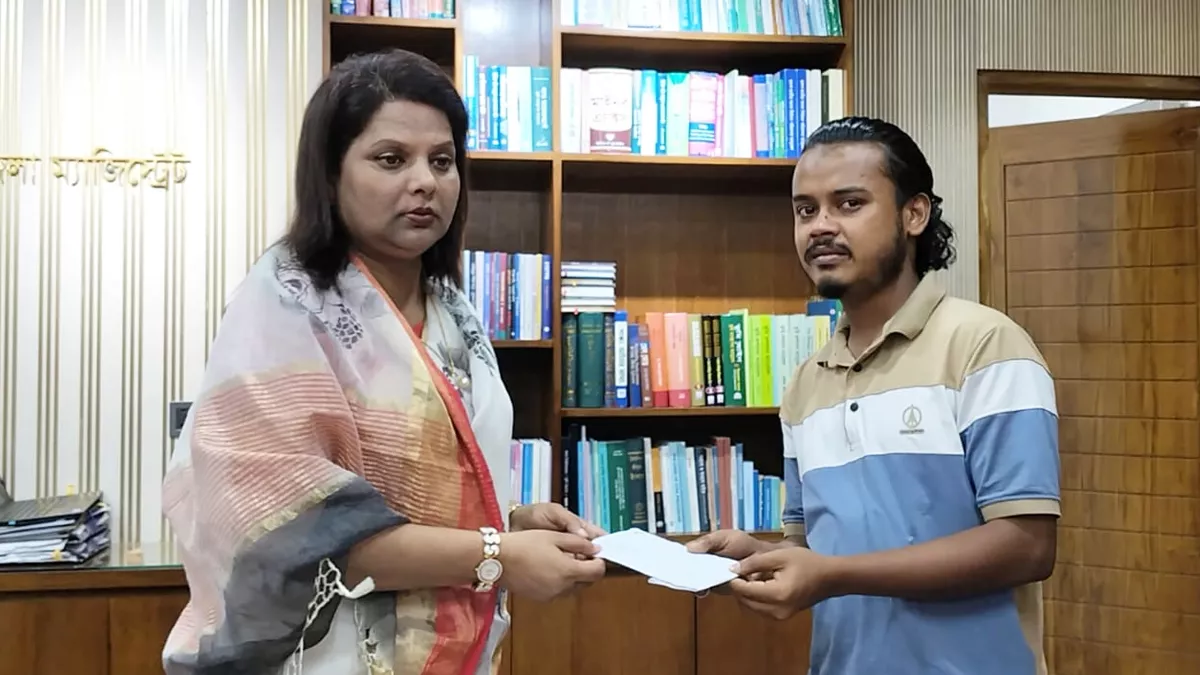 জুলাই আন্দোলনে গুরুতর আহত সুজনের পাশে ঢাকা জেলা প্রশাসক মিজ ফরিদা খানম। ছবি: প্রতিদিনের বাংলাদেশ 