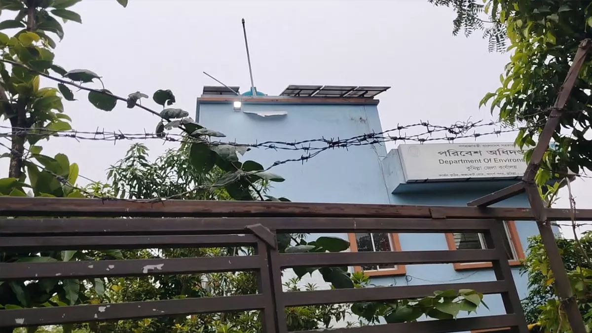 দিনের আলোতেও জ্বলছে কুমিল্লা পরিবেশ অধিদপ্তরের বাতি