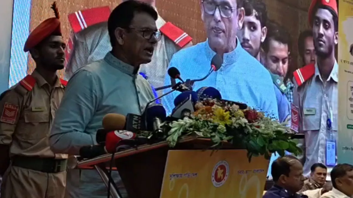 খুলনা বিভাগীয় অডিটোরিয়ামে বৃহস্পতিবার এক মতবিনিময় সভায় প্রধান অতিথি হিসেবে বক্তব্য রাখেন শিক্ষামন্ত্রী এহছানুল হক মিলন। ছবি: প্রতিদিনের বাংলাদেশ