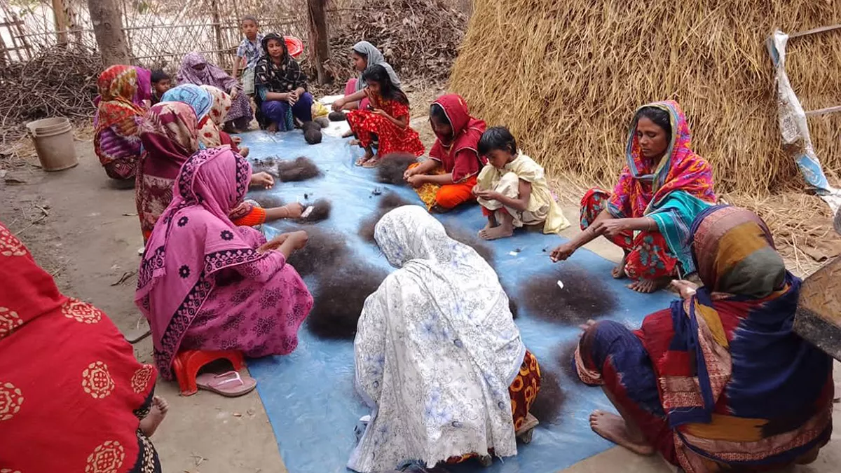 ঝরে পড়া চুলেই ফুলবাড়ীর নারীদের কর্মসংস্থান