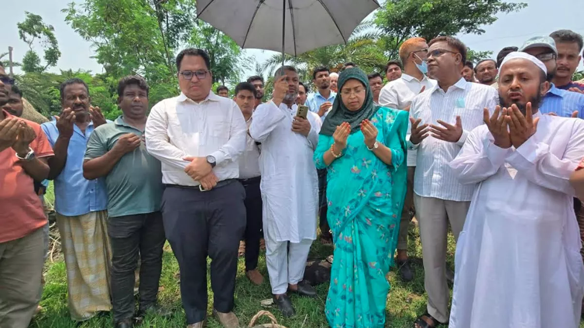 সোনাগাজীতে ডাংগী খাল খনন কাজের উদ্বোধন ফেনী ডিসির
