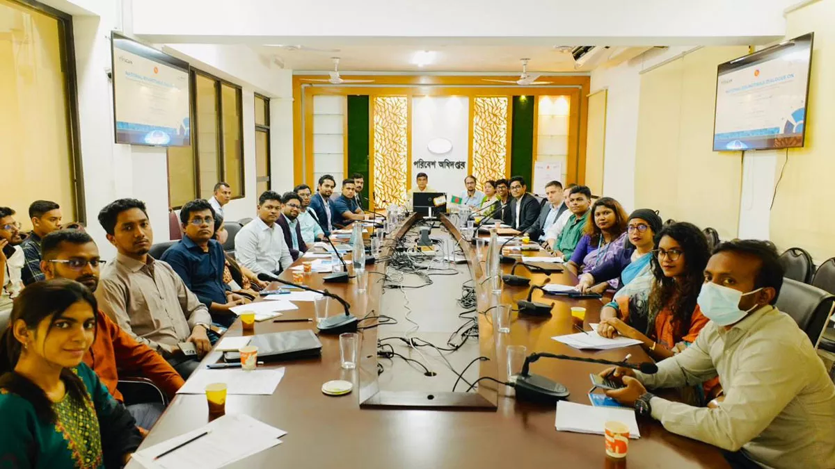 পরিবেশ অধিদপ্তরে বৃহস্পতিবার আয়োজিত অনুষ্ঠানে জলবায়ু অর্থায়ন এবং টেকসই উন্নয়নের ভবিষ্যৎ কর্মপথ নির্ধারণের প্রতি গুরুত্বারোপ করা হয়। ছবি: প্রতিদিনের বাংলাদেশ
