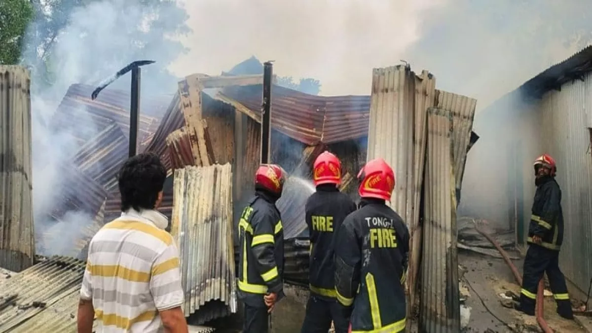 টঙ্গীর মুদাফা পশ্চিমপাড়া এলাকায় ২৫টি বসতঘর পুড়ে ভস্মীভূত হয়ে গেছে। প্রবা ফটো