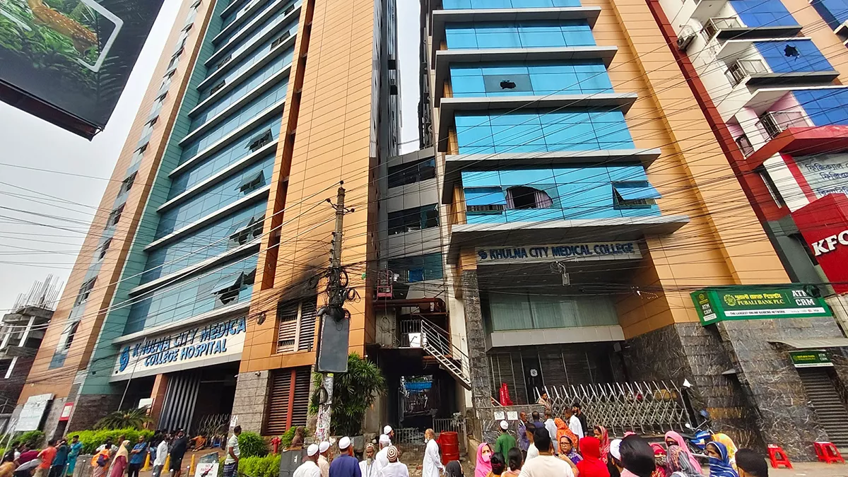 প্রাথমিকভাবে ফায়ার সার্ভিস জানায়, বহুতল ভবনের নিচতলার বেসমেন্টে থাকা জেনারেটর কক্ষ অথবা বৈদ্যুতিক সাবস্টেশন থেকে খুলনা সিটি মেডিক্যাল কলেজ ও হাসপাতালে আগুনের সূত্রপাত হয়। ছবি: প্রতিদিনের বাংলাদেশ 