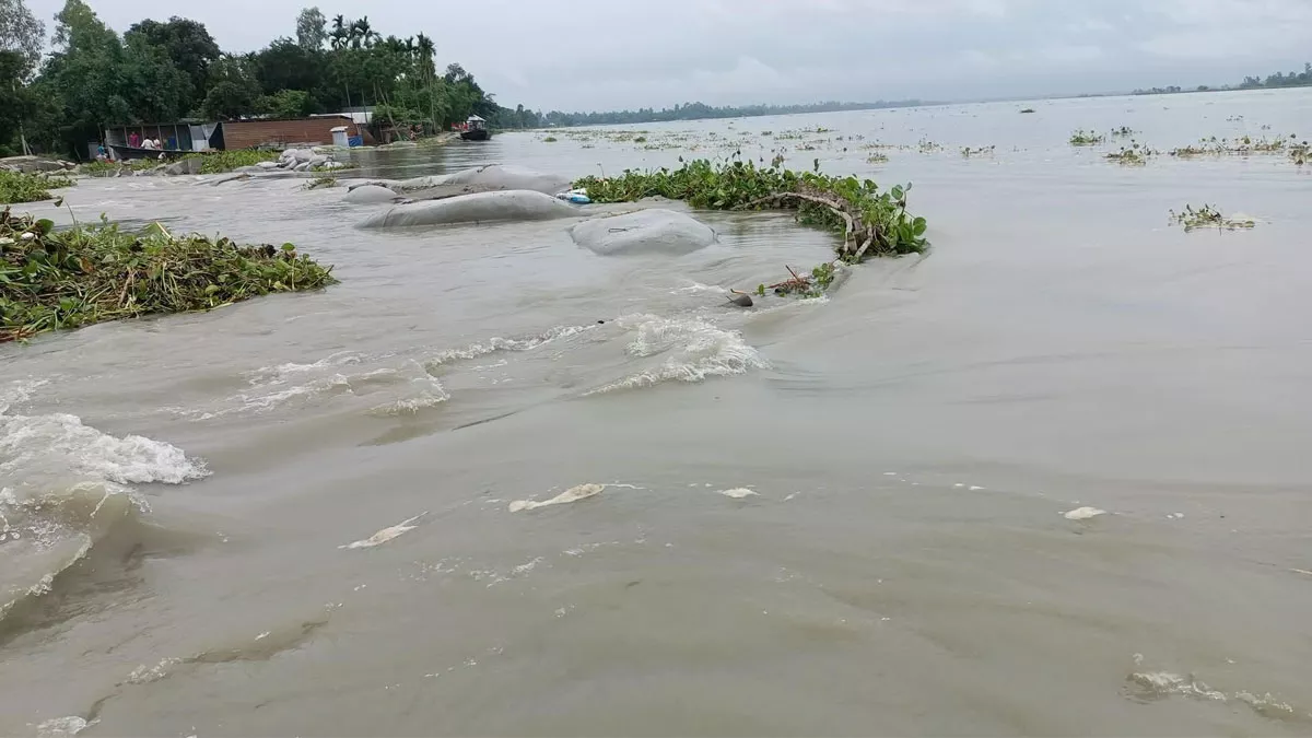 বিপৎসীমার ওপর দিয়ে প্রবাহিত হচ্ছে দুধকুমার নদের পানি। ছবি: প্রতিদিনের বাংলাদেশ