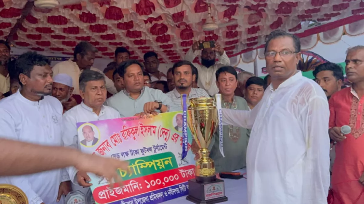 চ্যাম্পিয়ন ও রানার-আপের ট্রফি ও প্রাইজমানির অর্থ তুলে দেন অতিথিরা। ছবি: প্রতিদিনের বাংলাদেশ
