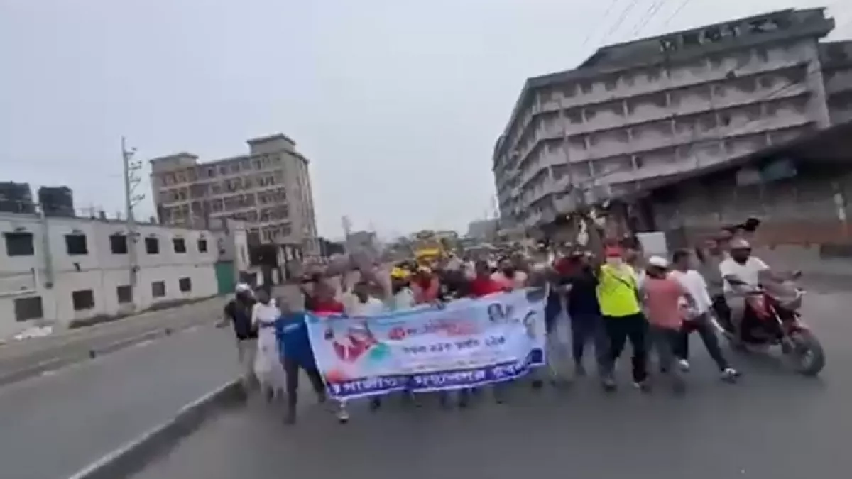 ‘একটাও সামনে আসবি না, মাইরা ফালামু’