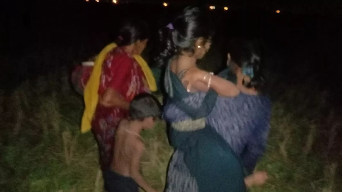 ‎চাঁপাইনবাবগঞ্জের রোকনপুর সীমান্ত দিয়ে ১৫ জনকে বাংলাদেশে পুশইনের চেষ্টা করে বিএসএফ। ছবি: ভিডিও থেকে নেওয়া