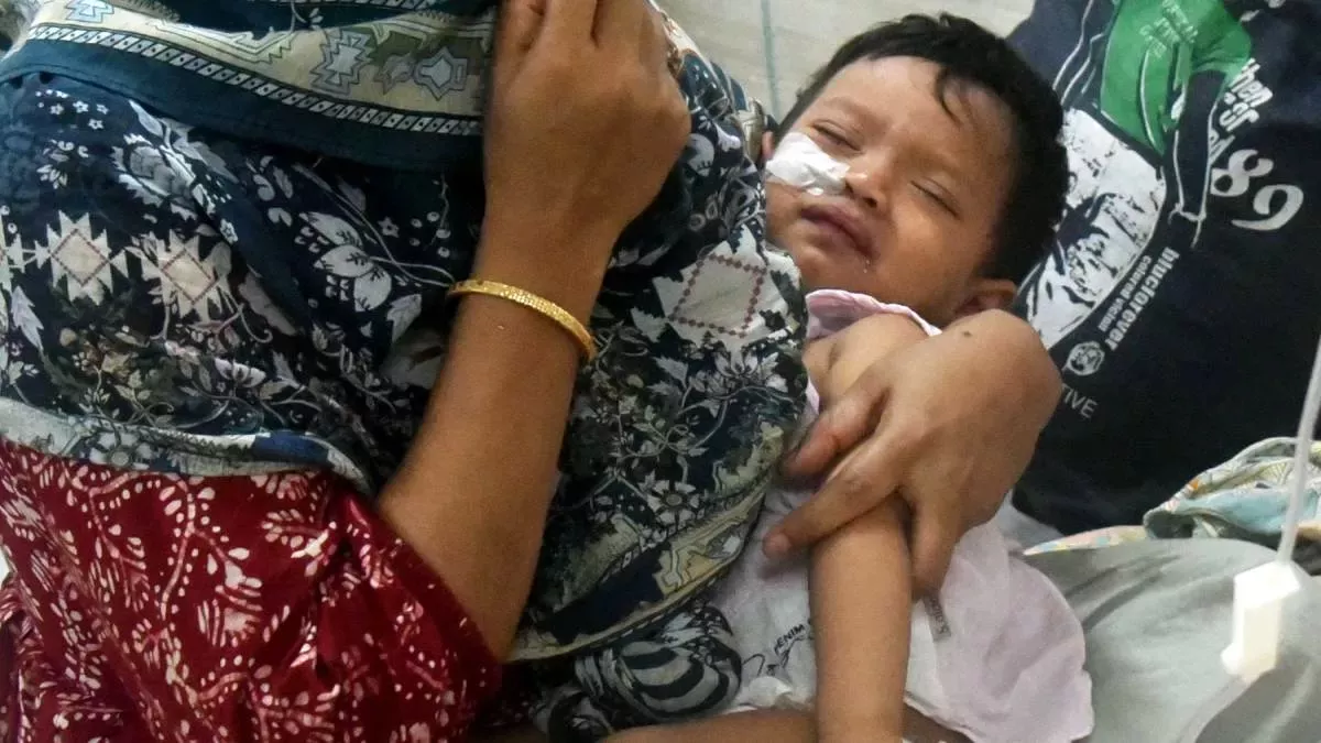 মায়ের কোলে হামে আক্রান্ত শিশু। ফাইল ছবি: প্রতিদিনের বাংলাদেশ