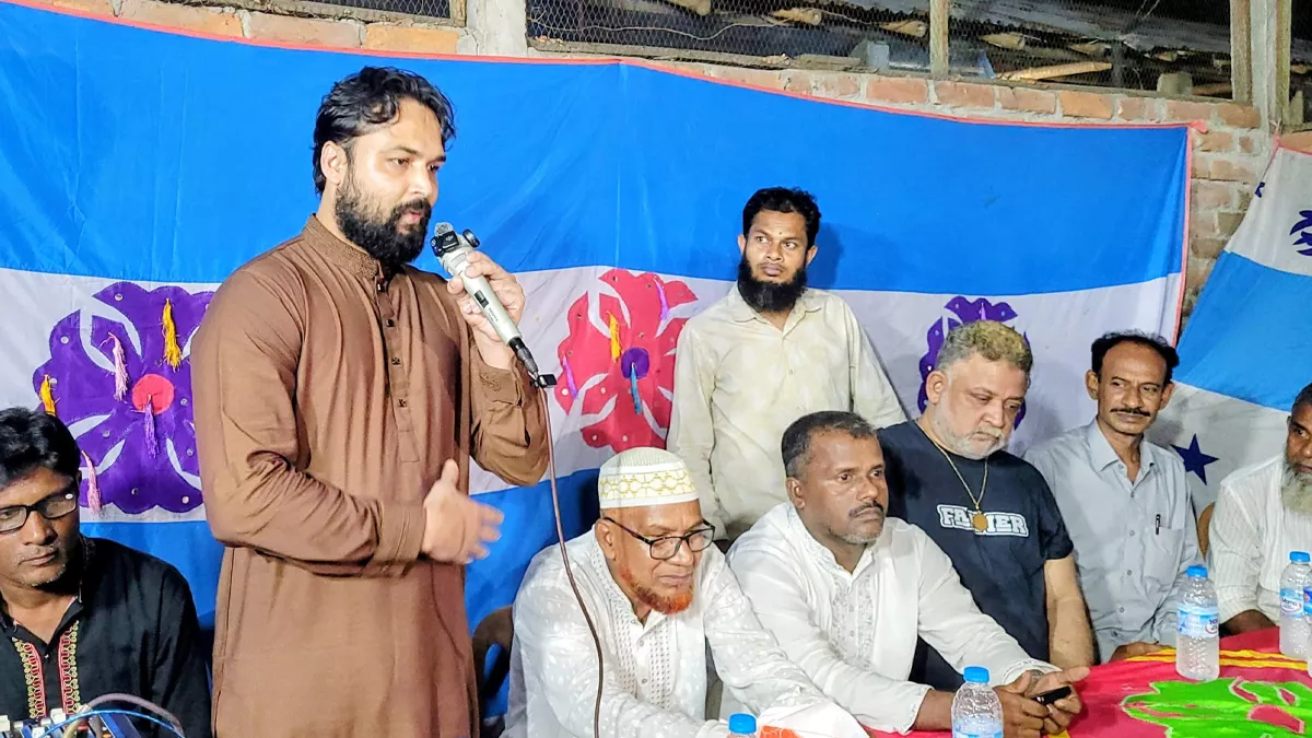 মতবিনিময় সভায় অভিনেতা আদর আজাদ ও স্থানীয় নেতৃবৃন্দ। ছবি: প্রতিদিনের বাংলাদেশ