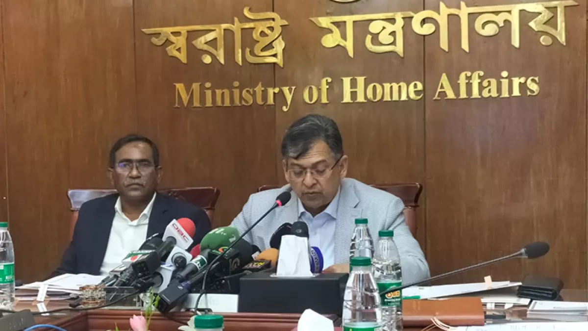 সচিবালয়ে স্বরাষ্ট্র মন্ত্রণালয়ের সম্মেলন কক্ষে বৃহস্পতিবার সংবাদ সম্মেলনে কথা বলেন সালাহউদ্দিন আহমদ। ছবি: প্রতিদিনের বাংলাদেশ