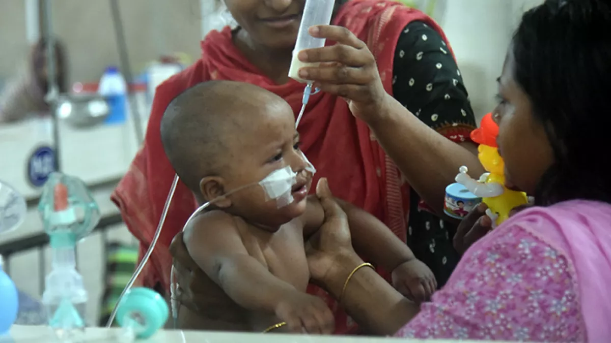 মহাখালী ডিএনসিসি হাসপাতালে চিকিৎসাধীন হাম আক্রান্ত শিশু। ছবি: প্রতিদিনের বাংলাদেশ