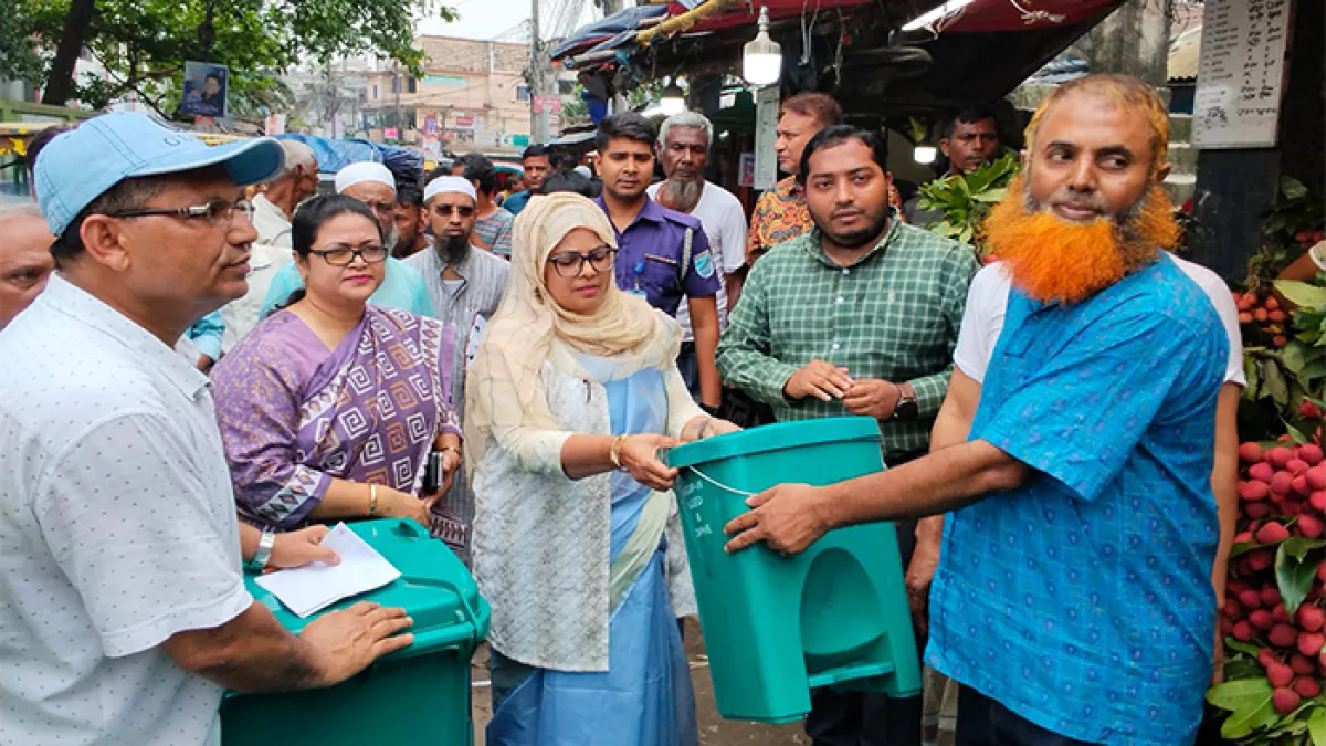 পরিচ্ছন্ন ও নাগরিকবান্ধব শহর গড়তে ডাস্টবিন বিতরণ