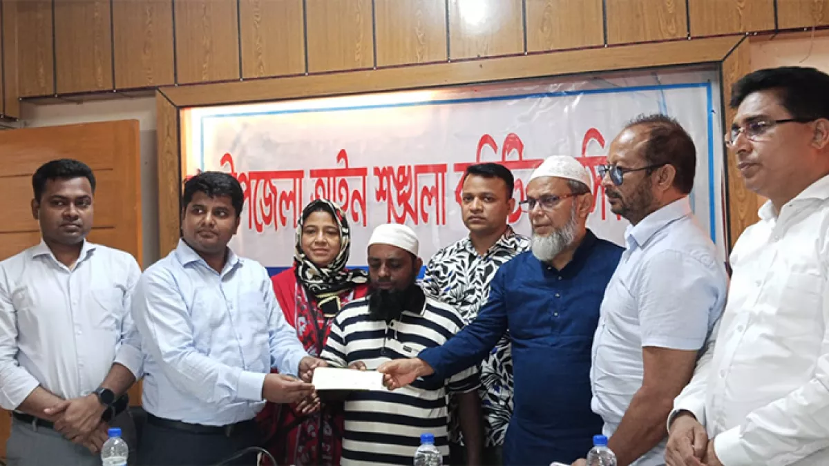 চাঁদপুরের কচুয়ায় নিহত শিক্ষার্থী তামিমের বাবার হাতে শুক্রবার অনুদানের চেক তুলে দেন ইউএনও মাহমুদুল হাসান রাসেল। প্রবা ফটো