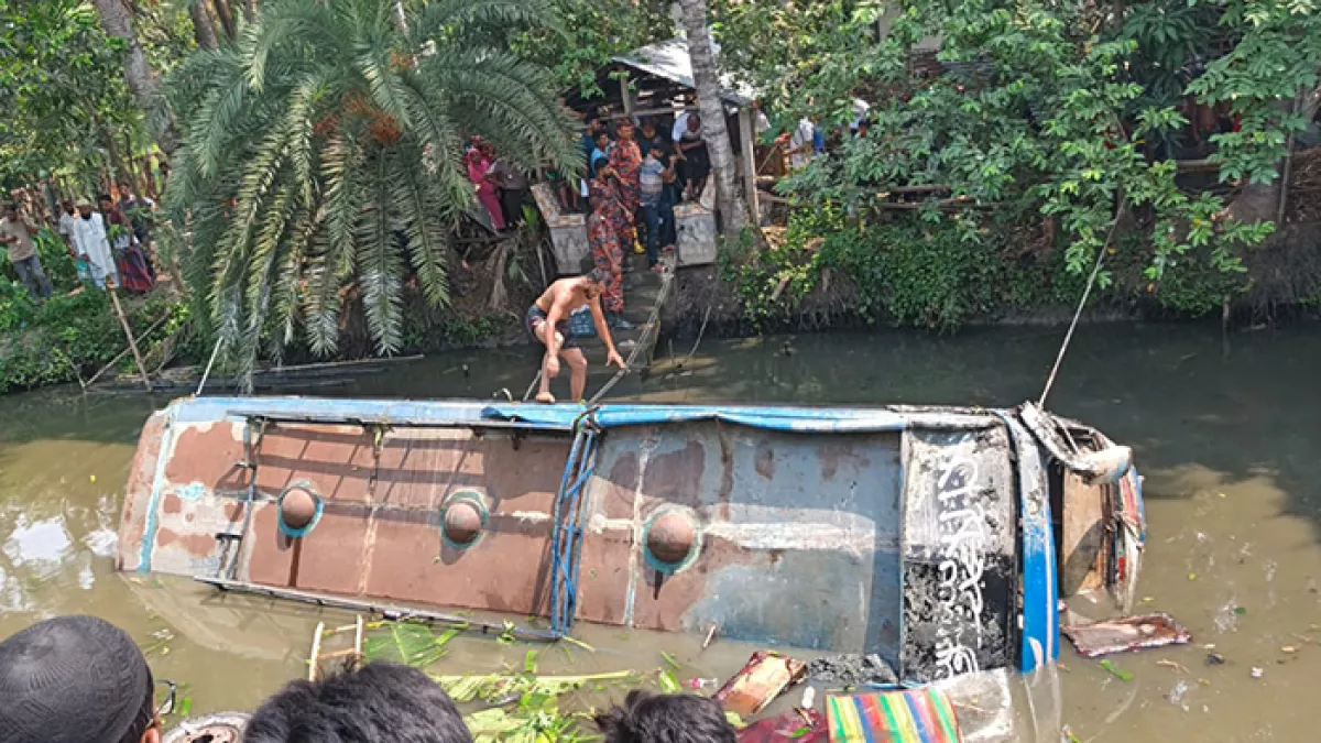নিয়ন্ত্রণ হারিয়ে পুকুরে দ্রুতগতির বাস, যাত্রী নিহত