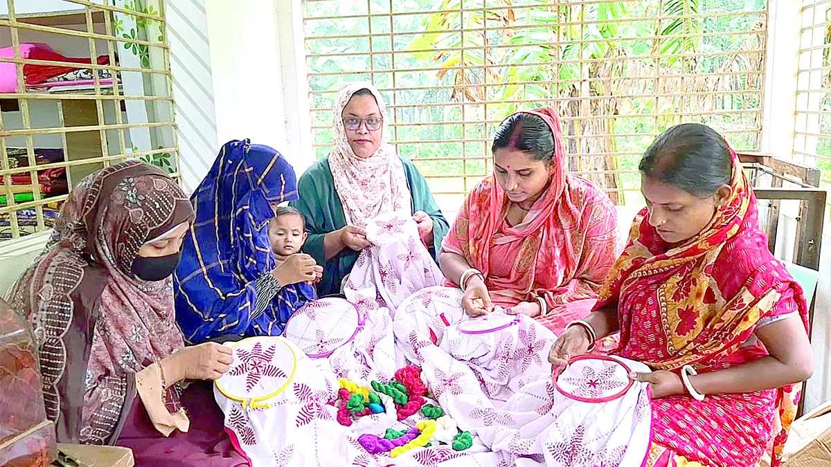 নারীদের সঙ্গে নকশিকাঁথা বুনছেন উদ্যোক্তা সামিয়া নাছরিন প্রীতি