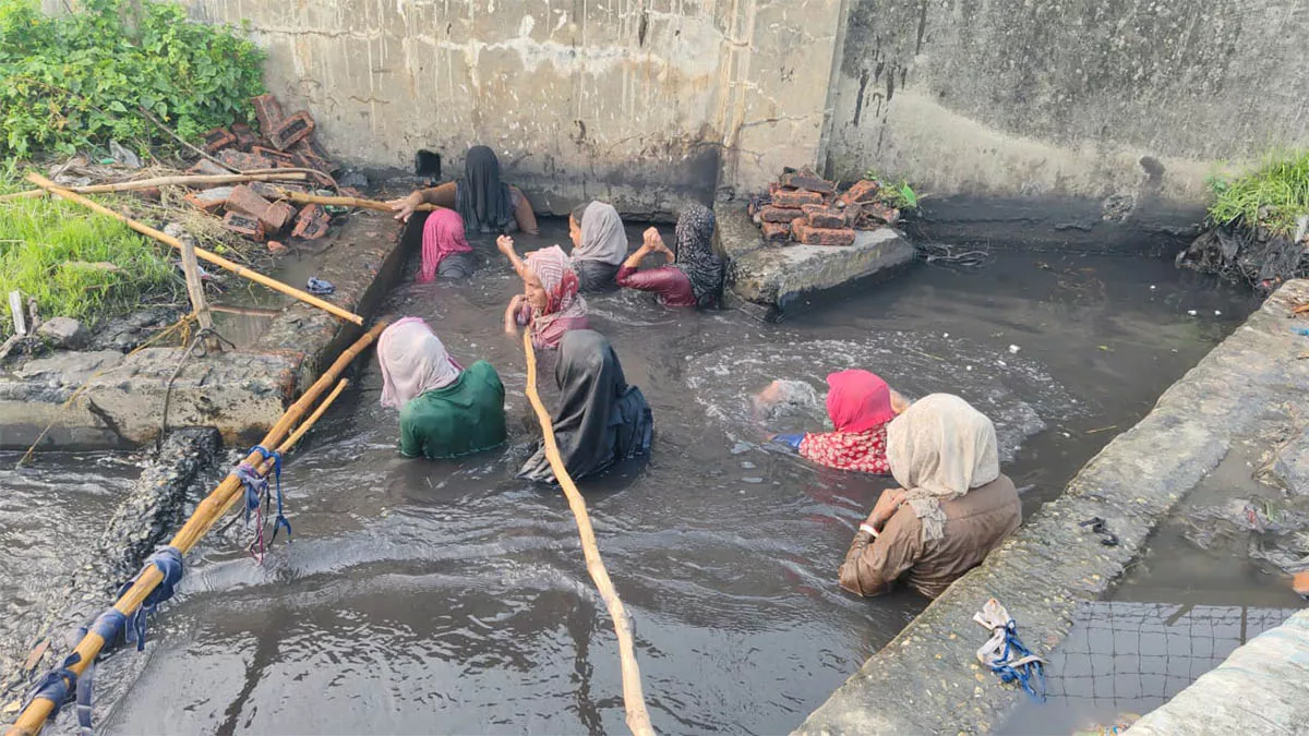 বড়পুকুরিয়া কয়লাখনি এলাকার চৌহাটি ও শাহগ্রামের নারীরা প্রায় ২০ বছর ধরে কয়লা খোঁজার কাজ করছেন
