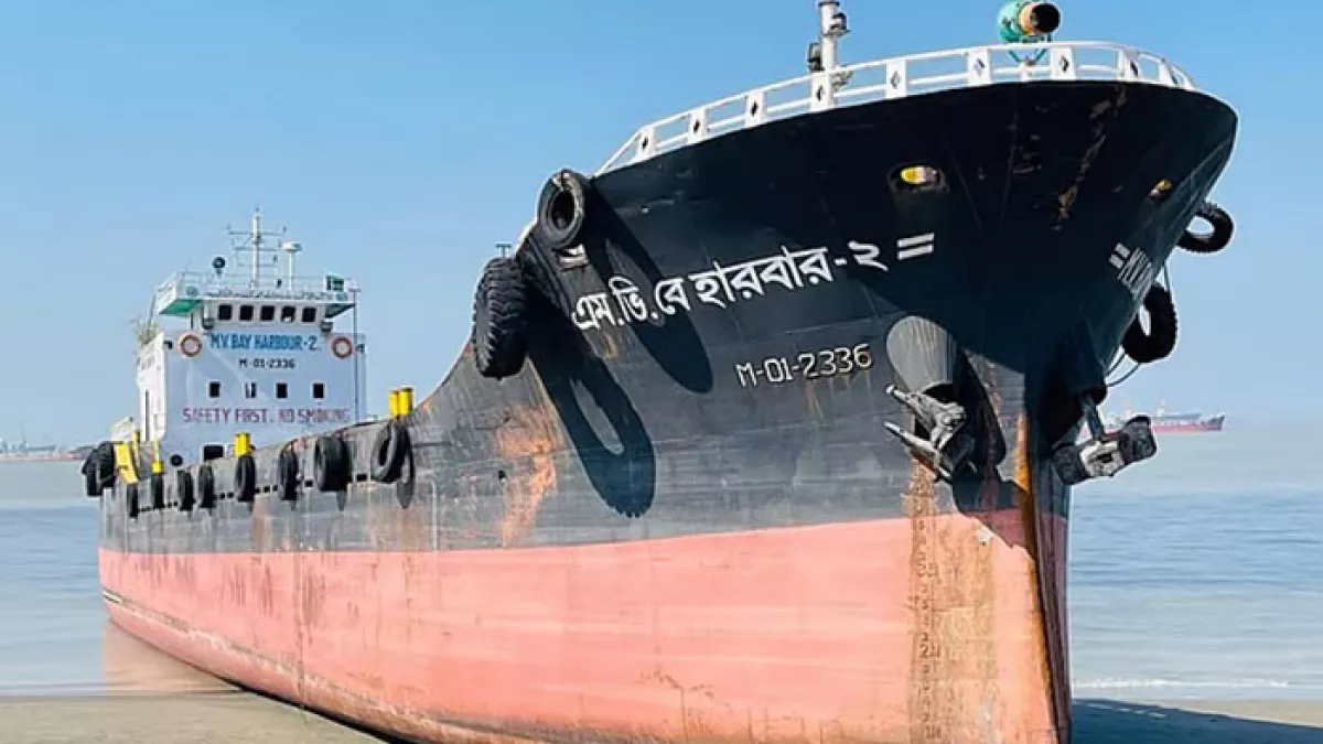 কর্ণফুলী নদীতে ডুবল পাথরবোঝাই লাইটার জাহাজ