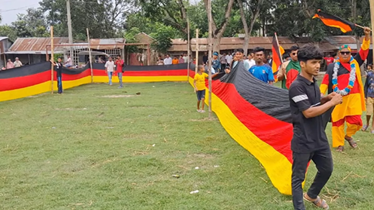 ২০২৬ ফিফা বিশ্বকাপে জার্মানির সমর্থনে সাড়ে সাত কিলোমিটার দৈর্ঘ্যের পতাকা প্রদর্শন করে সাড়া ফেলেছেন মাগুরা সদরের কৃষক আমজাদ হোসেন। ছবি: ভিডিও থেকে নেওয়া