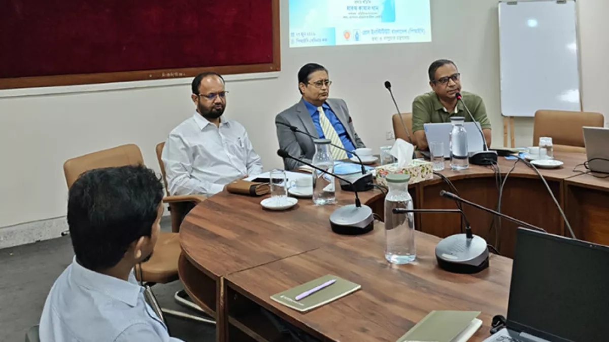 ন্যাশনাল এডিটরস কাউন্সিলভুক্ত সংবাদমাধ্যমগুলোর সাংবাদিকদের দুই দিনব্যাপী প্রশিক্ষণ কর্মশালার উদ্বোধনী অনুষ্ঠানে প্রধান অতিথি হিসেবে উপস্থিত ছিলেন প্রতিদিনের বাংলাদেশের সম্পাদক মারুফ কামাল খান। ছবি: প্রতিদিনের বাংলাদেশ