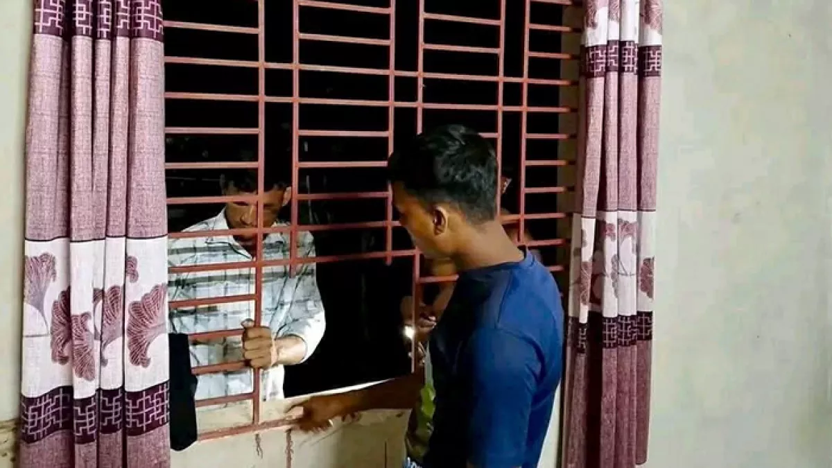 জানালার গ্রিল কেটে ঘরে ঢোকে ডাকাতরা। ছবি: প্রতিদিনের বাংলাদেশ