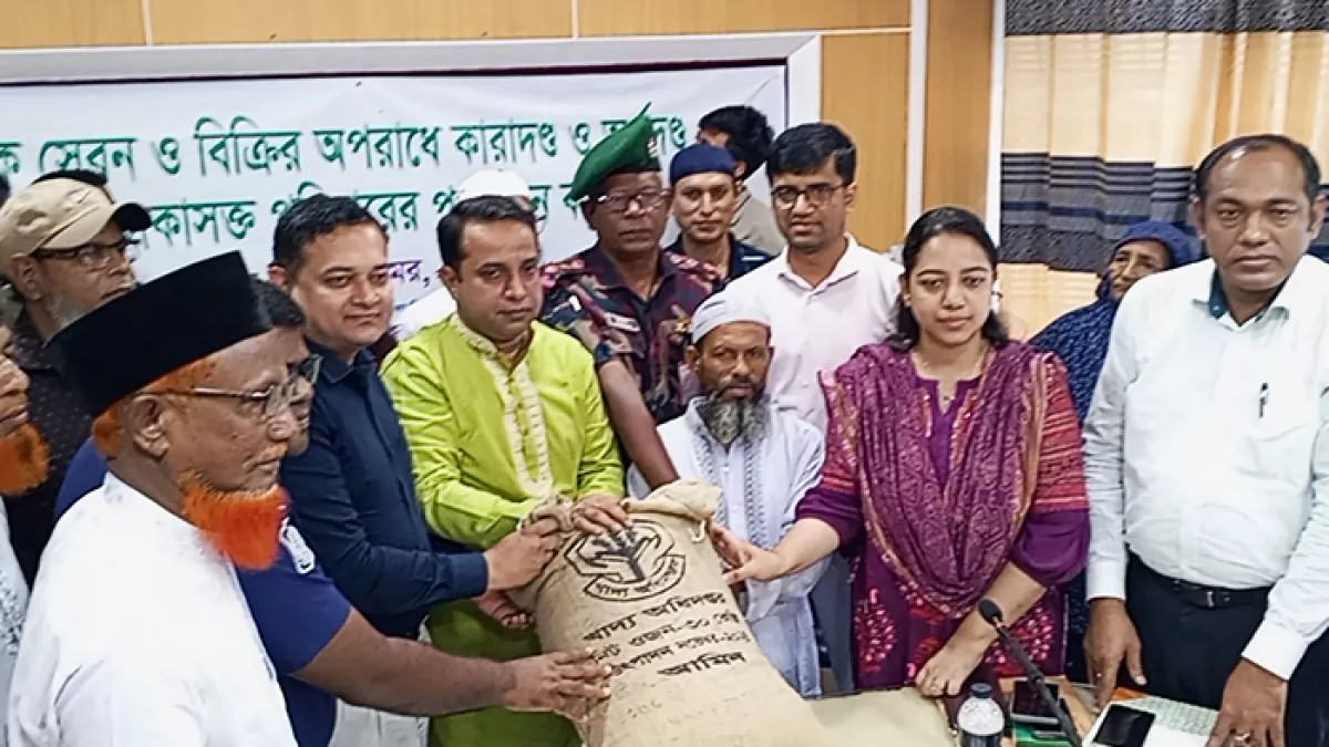 ময়মনসিংহের হালুয়াঘাট উপজেলায়  নির্বাহী কর্মকর্তা খাদ্য সহায়তা হিসেবে ৪৫ মাদকসেবী ও কারবারির পরিবারের হাতে চাল তুলে দিয়েছেন। প্রবা ফটো