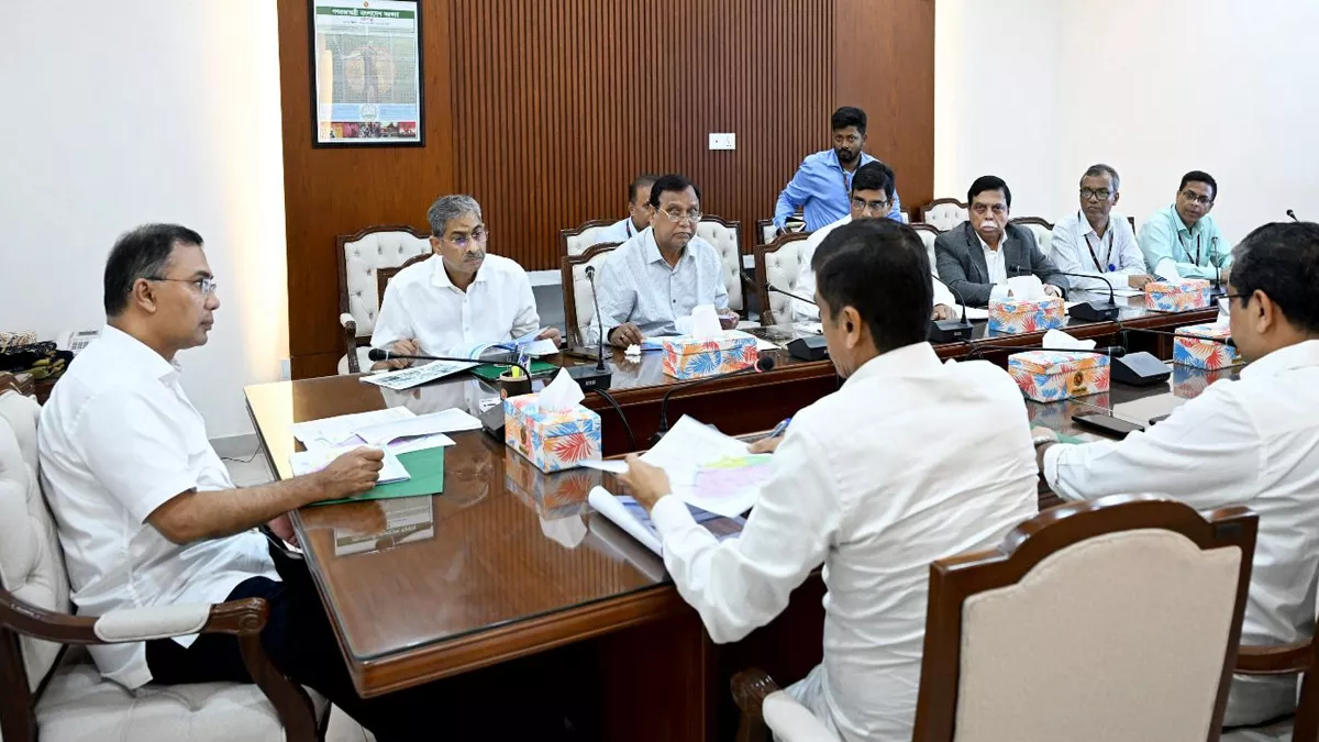 সচিবালয়ের প্রধানমন্ত্রী তারেক রহমানের সভাপতিত্বে বুধবার ডিএনডি বাঁধবিষয়ক সভা অনুষ্ঠিত হয়। ছবি: পিএমও