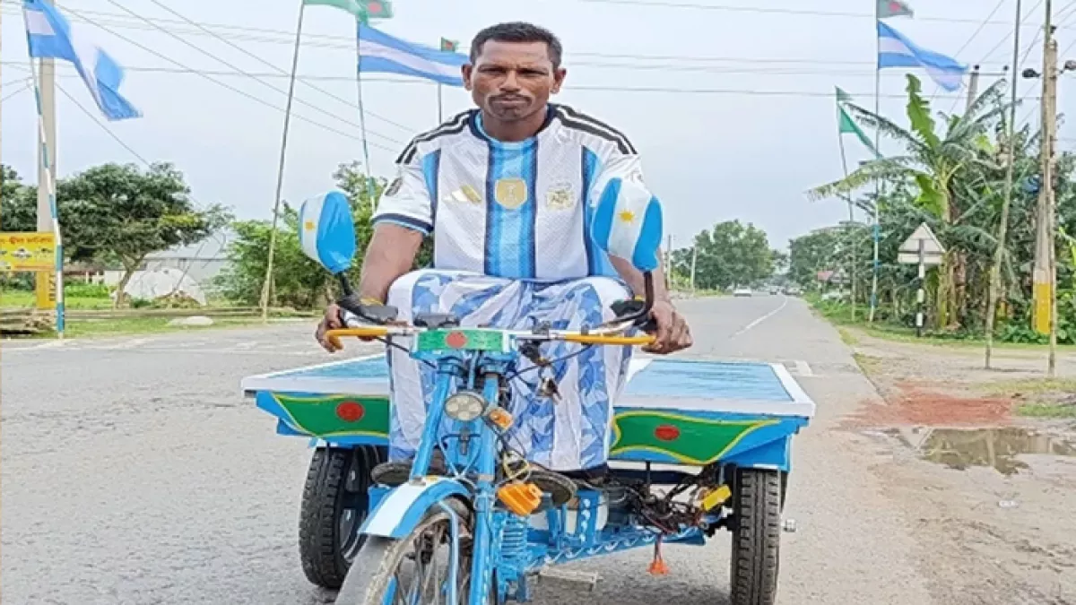 ঋণের টাকায় আর্জেন্টিনার জার্সির আদলে লুঙ্গি বানিয়েছেন সুমন গৌড়। ছবি: প্রতিদিনের বাংলাদেশ