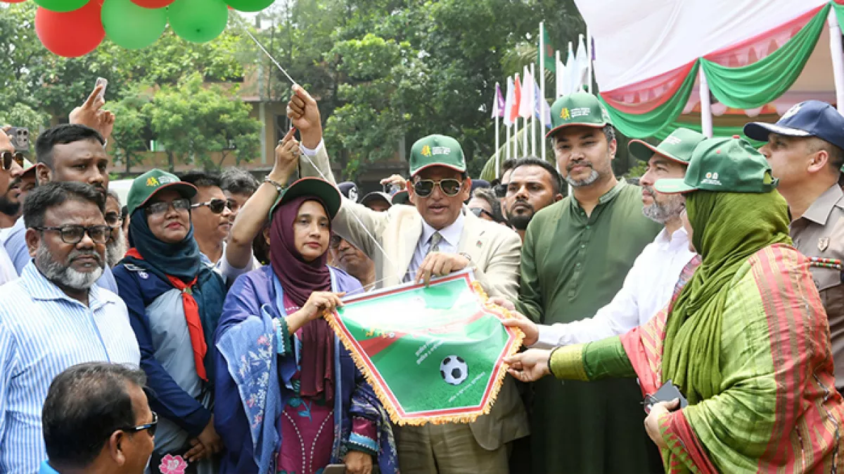 মিরপুরের ন্যাশনাল বাংলা উচ্চ বিদ্যালয়ে বৃহস্পতিবার প্রাথমিক বিদ্যালয় গোল্ডকাপ ফুটবল টুর্নামেন্টের উদ্বোধন করেন শিক্ষা এবং প্রাথমিক ও গণশিক্ষা মন্ত্রী ড. আ ন ম এহছানুল হক মিলন। ছবি: প্রতিদিনের বাংলাদেশ