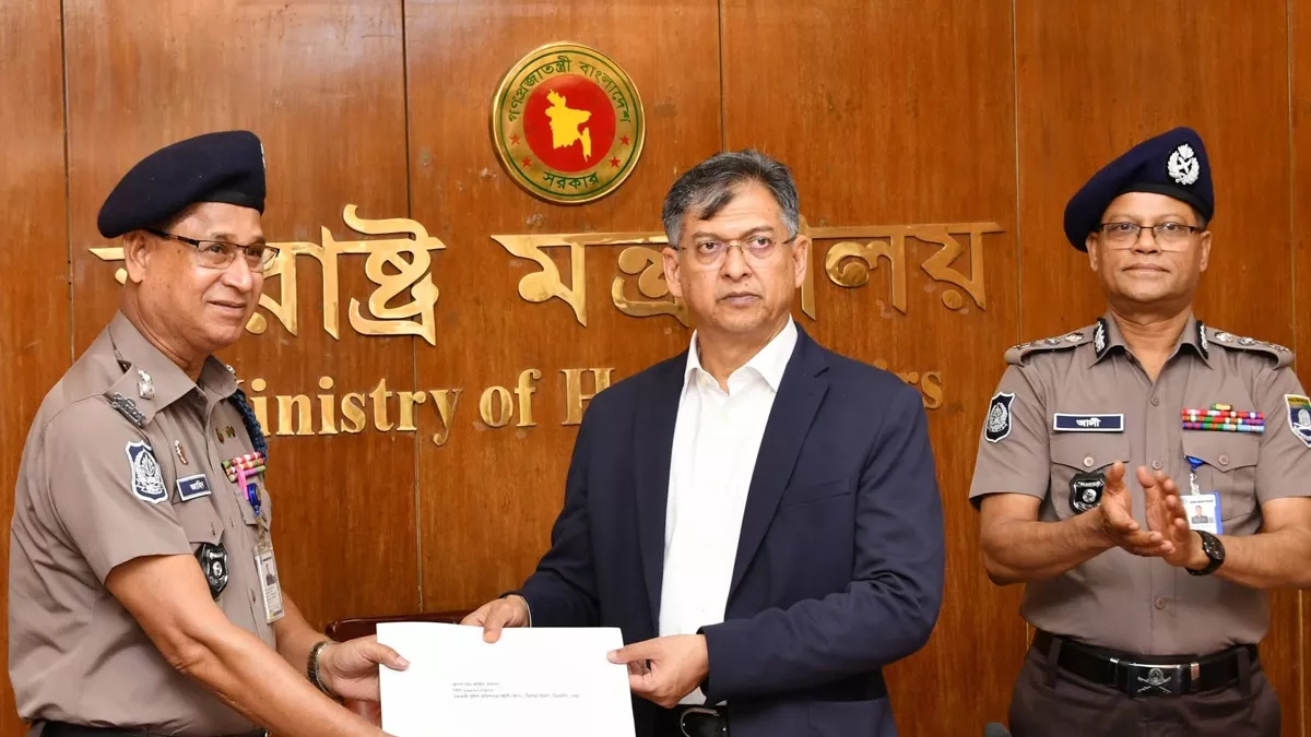 প্রশংসনীয় অবদানে ১৫ পুলিশ সদস্যকে পুরস্কৃত করলেন স্বরাষ্ট্রমন্ত্রী