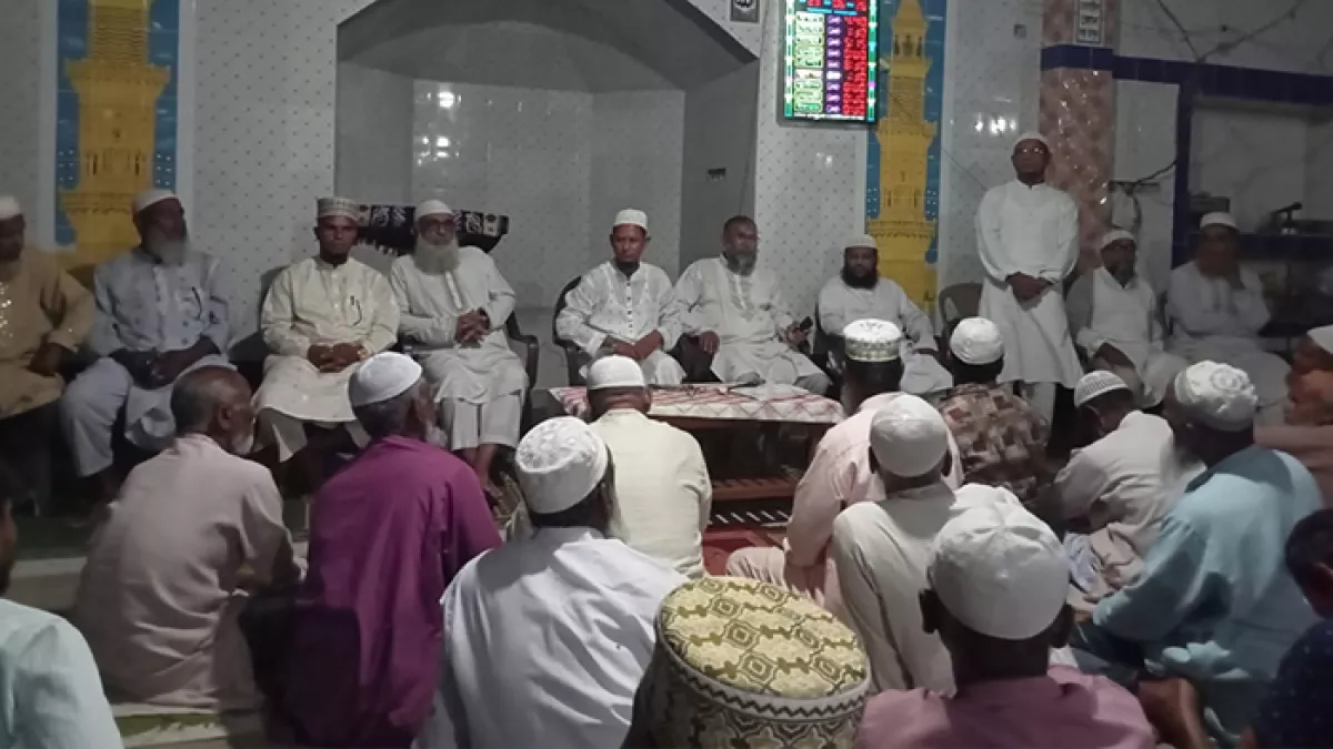 মিঠাপুকুরে একটি মসজিদে জামায়াতে ইসলামীর দলীয় সভা হয়। ছবি: প্রতিদিনের বাংলাদেশ