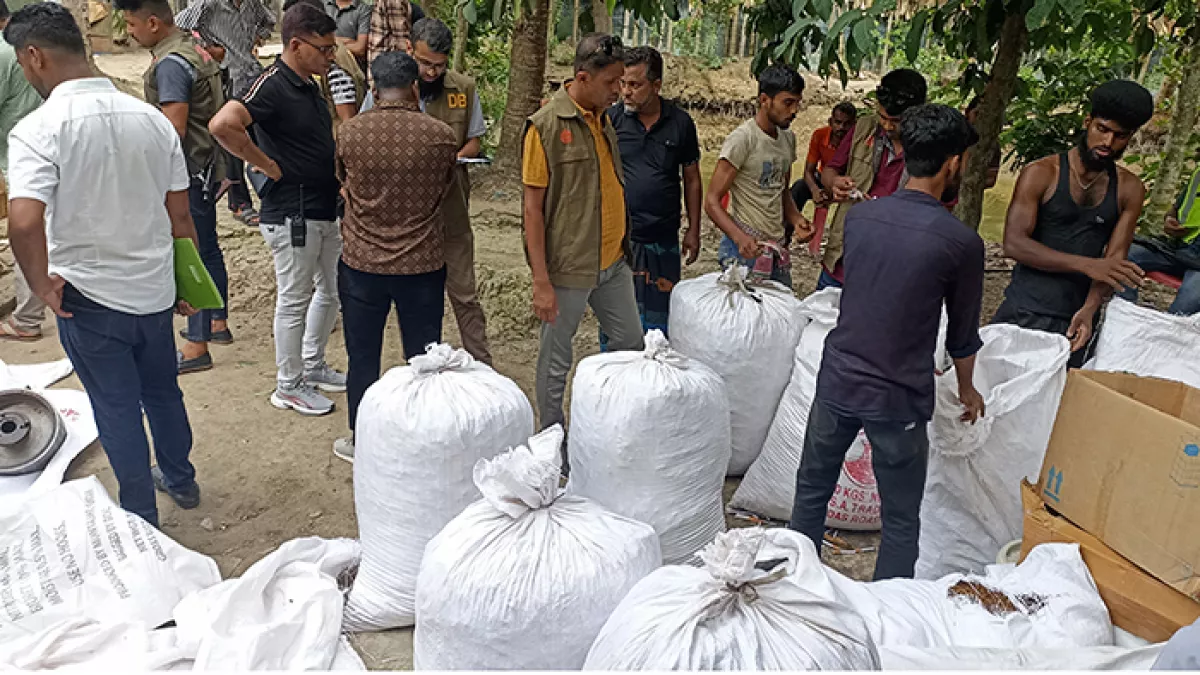 গোয়ালঘর থেকে ১০ লাখ নকল   সিগারেট ও যন্ত্রাংশ উদ্ধার