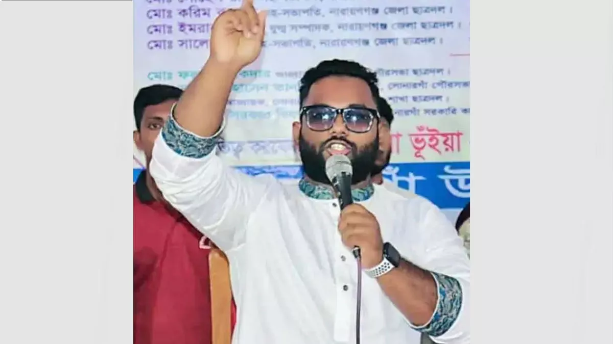 ঢাকা মহানগর গোয়েন্দা পুলিশের সহযোগিতায় রবিবার দুপুরে ঢাকা থেকে এমপি মান্নানের ছেলে খাইরুল ইসলাম সজীবকে হেফাজতে নেয় নারায়ণগঞ্জ জেলা পুলিশ। ছবি: