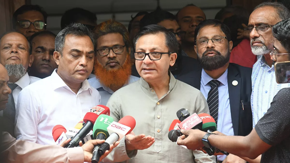 সিলেট জেলা আইনজীবী সমিতিতে শনিবার সাংবাদিকদের সঙ্গে কথা বলেন খন্দকার আব্দুল মুক্তাদির। ছবি: প্রতিদিনের বাংলাদেশ