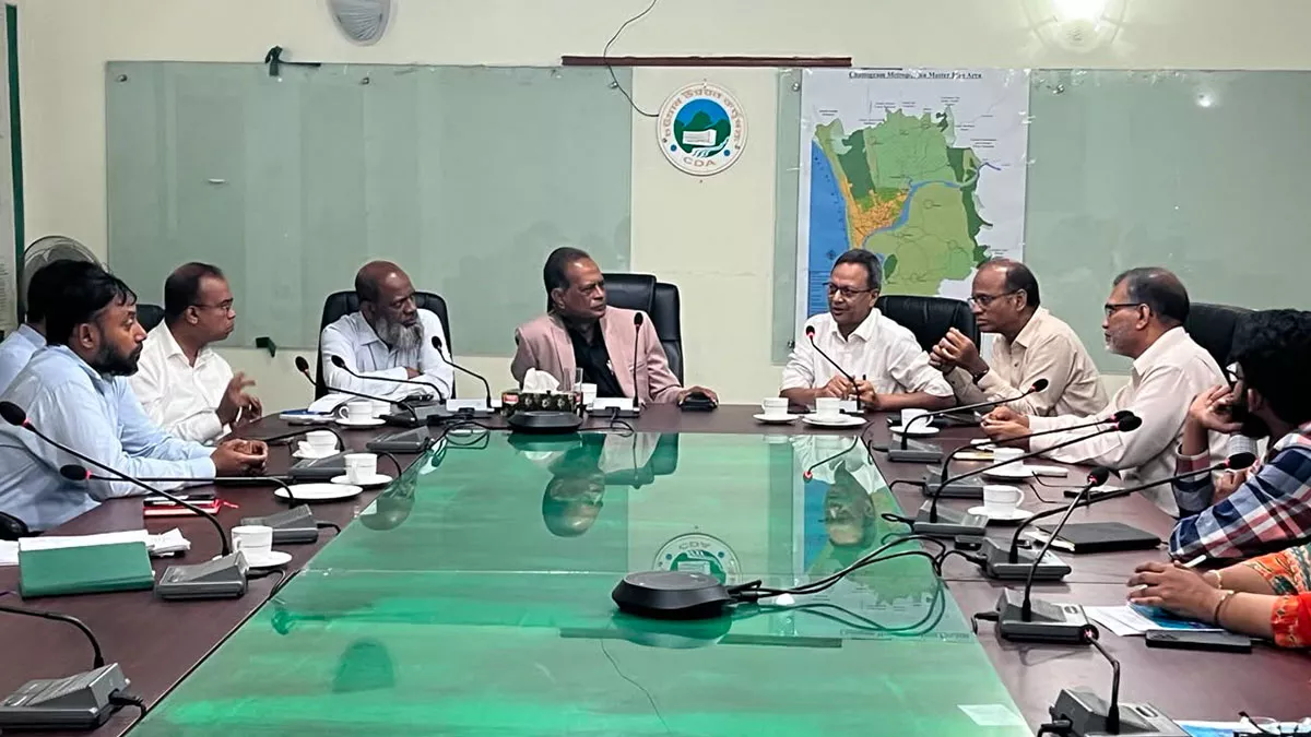 চউকের চেয়ারম্যান প্রকৌশলী বেলায়েত হোসেনের সভাপতিত্বে বুধবার অনুষ্ঠিত বৈঠকে ভূমি ব্যবহার ছাড়পত্র ও ইমারতের নকশা অনুমোদনের বিভিন্ন ধাপ পর্যালোচনা করা হয়।  ছবি: প্রতিদিনের বাংলাদেশ