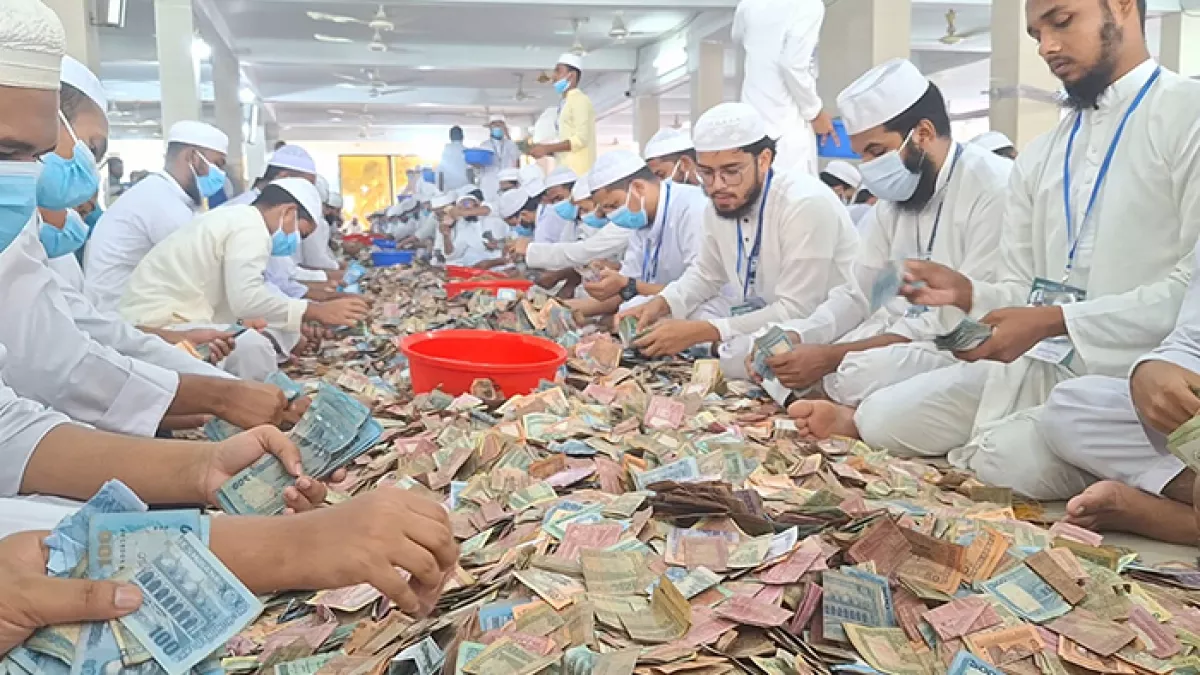 পাগলা মসজিদের ১৩টি দানবাক্স থেকে এবারও রেকর্ড পরিমাণ অর্থ মিলেছে। ছবি: প্রতিদিনের বাংলাদেশ