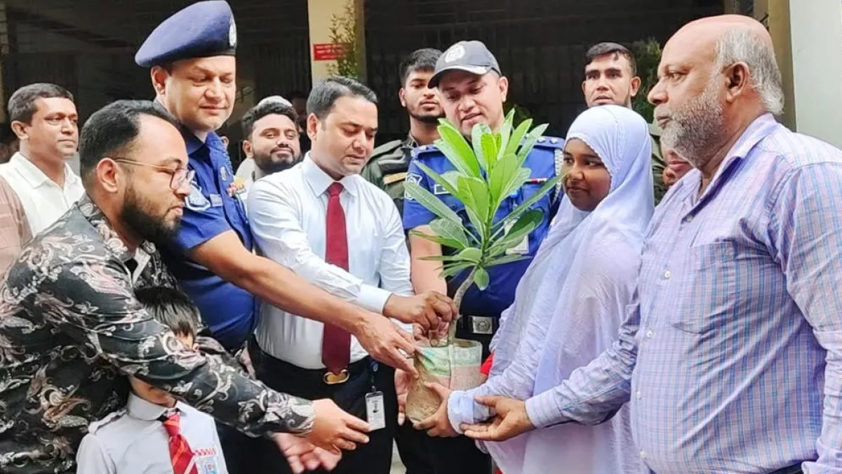 শিক্ষার্থীদের মাঝে গাছের চারা বিতরণ করছেন অতিথিরা। ছবি : প্রতিদিনের বাংলাদেশ