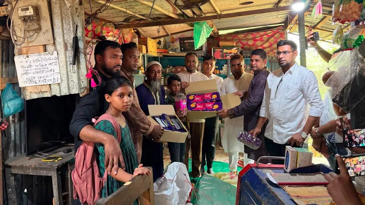 প্রধানমন্ত্রীর পক্ষ থেকে ময়মনসিংহ জেলা প্রশাসক সাইফুর রহমান শনিবার দুপুরে ফাতেমার দাদা মোস্তাফিজুর রহমান বাবুলের কাছে উপহার তুলে দেন। ছবি: প্রতিদিনের বাংলাদেশ