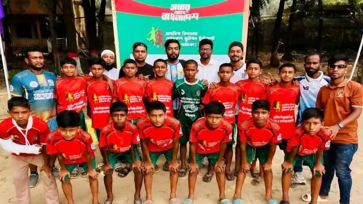খুলনাকে ৩-০ গোলে গুঁড়িয়ে ফাইনালে বাকেরগঞ্জের দাড়িয়াল মিয়া বাড়ি স.প্রা.বি.