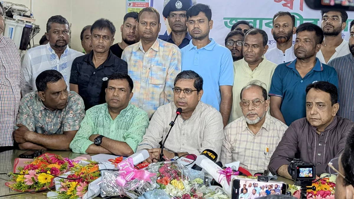 ভাড়ায় ইট এনে কাঁচা সড়কে বিছানোর ঘটনা নিয়ে সমালোচনার মুখে ব্যাখ্যা দিয়েছেন স্থানীয় সরকার, পল্লী উন্নয়ন ও সমবায় প্রতিমন্ত্রী মীর শাহে আলম। ছবি: প্রতিদিনের বাংলাদেশ