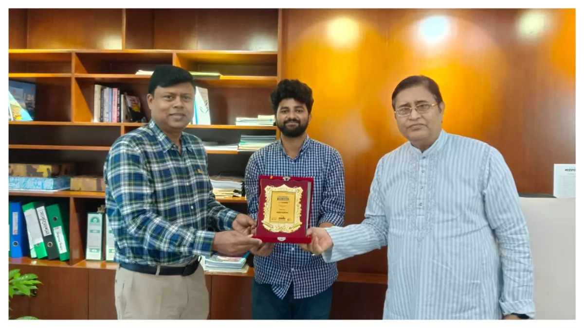নিলস এর পক্ষ থেকে প্রতিদিনের বাংলাদেশকে সম্মাননা স্মারক প্রদান